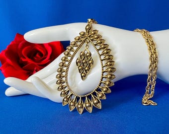 1974 Sarah Coventry "Aloha" Gold Tone Articulated Teardrop Pendant Necklace
