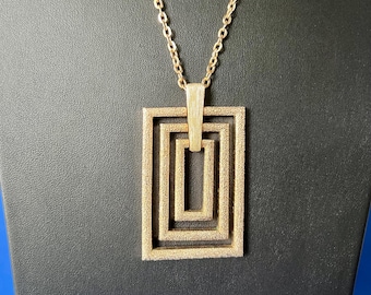 1975 Sarah Coventry "Textured Links" Gold Tone Pendant Necklace