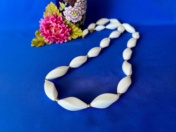 Vintage Trifari White Lucite Elongated Twisted Bead Necklace