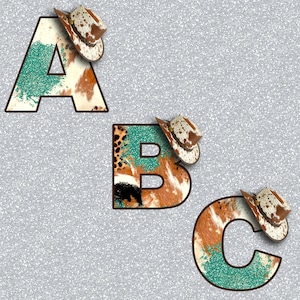 Könnte beinhalten: Drei Buchstaben, A, B und C, sind mit einem Kuhfellmuster und türkisfarbenen Akzenten verziert. Jeder Buchstabe trägt einen braunen Cowboyhut.