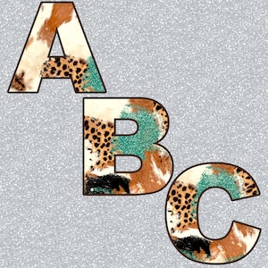 Könnte beinhalten: Drei Buchstaben, A, B und C, in einer dekorativen Schriftart. Die Buchstaben weisen eine Mischung aus Texturen auf, darunter Tiermuster, Kunstfell und türkisfarbene Glitzerakzente. Die Buchstaben sind dunkelbraun umrandet.