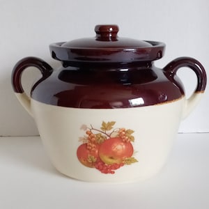 vintage 2 1/2 pintes McCoy 342 pot de haricots bruns avec décoration pomme et groseille à maquereau merveilleux état