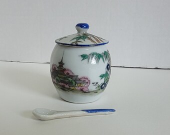 Pequeño vintage hecho en Japón tarro de condimento de porcelana con tapa y escena de paisaje de cuchara de porcelana original
