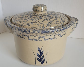 Robinson Ransbottom 2 Quart Blue Spongeware and Wheat Casserolw Crock Bean Pot Roseville Ohio