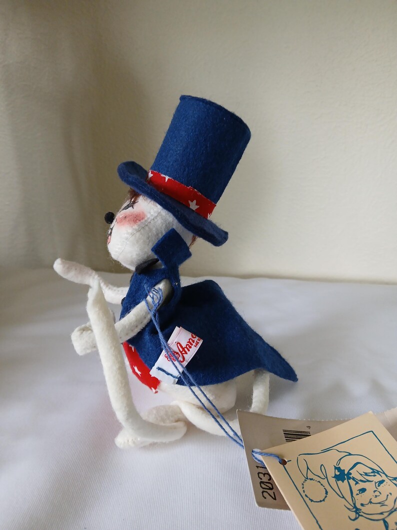 Peut inclure: Une peluche patriotique sur le th&egrave;me de l'Oncle Sam. Le jouet est blanc avec un haut-de-forme bleu orn&eacute; d'une bande rouge et blanche &agrave; motifs d'&eacute;toiles. Il porte une cape bleue avec une cravate rouge et blanche &agrave; motifs d'&eacute;toiles. Une &eacute;tiquette est attach&eacute;e.