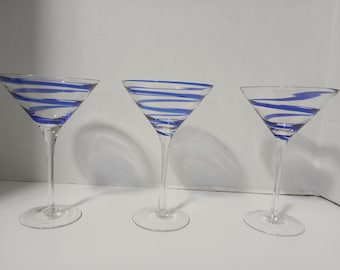 Juego de 3 copas de martini azul cobalto con diseño en espiral.