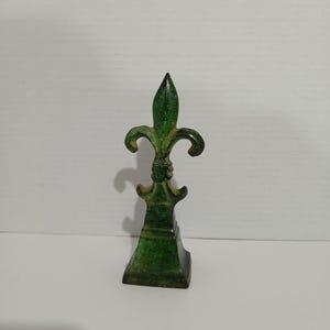 Fleur de lys en métal vert, objet d'art de style