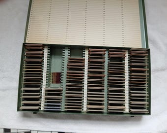 Diapositivas antiguas de Europa de la década de 1950 en caja metálica para guardar diapositivas.