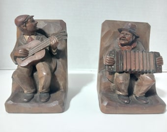 木彫りのブックエンド、ミュージシャン（ギター奏者とアコーディオン奏者）、アルニ、イタリア、黒森地方スタイル