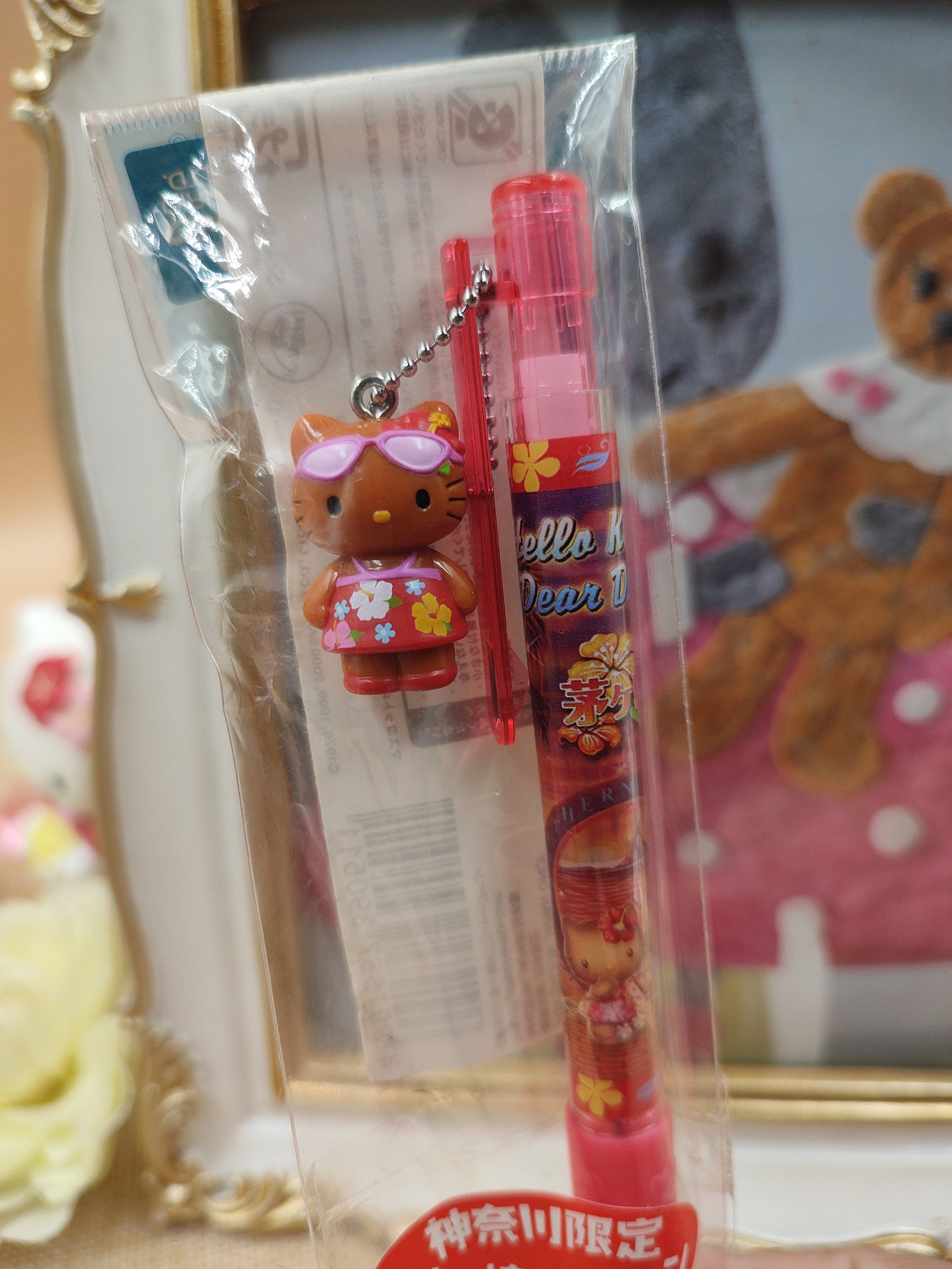 [8-in-1] Hello Kitty Cute Stationery 4pcs B Type Wooden Lead Pencils & 4pcs  Figure Pencil-Top Set (Red)