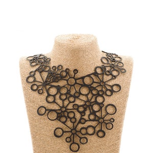 Handgefertigte Octa Black Statement Halskette | Upcycled Gummischlauch | Leichter Vegan Eco Schmuck
