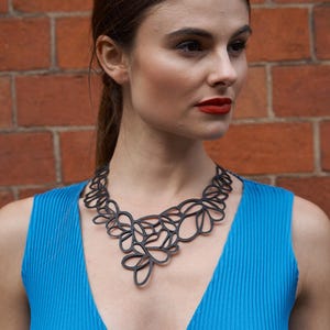 Fliederfarbene Upcycled Rubber Statement Halskette - Avantgarde Vegan Jewelry