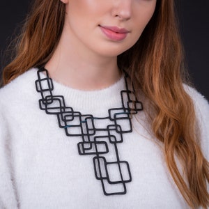 Belinda Geometrische Statement Halskette | Handgemachtes Upcycled Gummi, Vegan