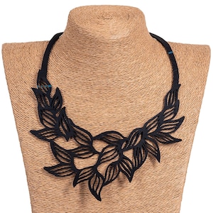 Collar de caucho recuperado hecho a mano de jazmín / Collar ecológico / Collar de declaración reciclado