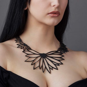 Collar llamativo de caucho reciclado Lotus de Vegan Jewellery Collar de caucho negro