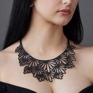 Collar con colgante de caléndula negra, de caucho reciclado, ecológico, con cámara de aire recuperada, apto para veganos.