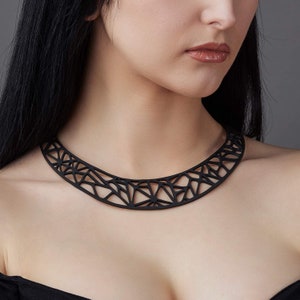 Collar geométrico de caucho reciclado Ella / Collar negro con cámara de aire vegana