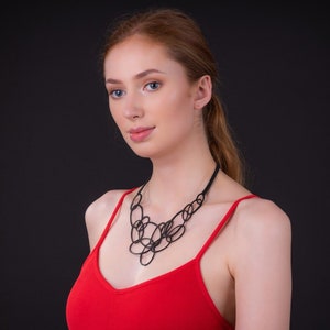 Collar de cámara de aire reciclada Infinity / Collar ecológico de caucho recuperado / Collar vegano con estilo sin metal