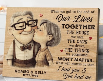 Könnte beinhalten: Ein Holzschild mit einem sich küssenden Cartoon-Paar. Das Schild lautet "Wenn wir am Ende unseres Lebens zusammen sind, wird das Haus, das wir hatten, die Autos, die wir gefahren sind, die Dinge, die wir besessen haben, keine Rolle spielen. Was zählt, ist, dass ich dich hatte und du mich hattest." Das Schild ist mit den Namen "Romeo & Kelly" und dem Datum "12/24/1980" personalisiert.