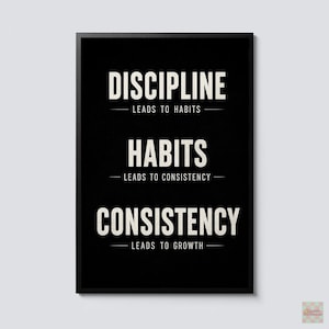 Könnte beinhalten: Ein rechteckiges schwarzes Wandbild mit weißem Text, der lautet: DISCIPLINE LEADS TO HABITS, HABITS LEADS TO CONSISTENCY, CONSISTENCY LEADS TO GROWTH. Der Druck ist in einem dünnen schwarzen Rahmen eingefasst und zeigt ein klares, typografisches Design.