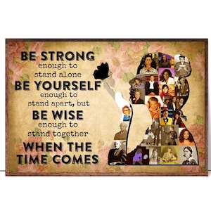 Op de afbeelding: Een vintage poster met een collage van vrouwengezichten. De poster bevat de tekst "BE STRONG enough to stand alone BE YOURSELF enough to stand apart, but BE WISE enough to stand together WHEN THE TIME COMES".