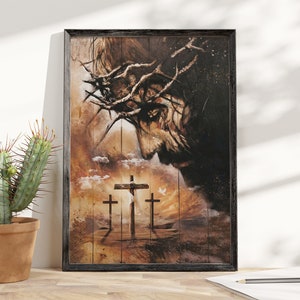 Op de afbeelding: Een ingelijst schilderij dat een man met een doornenkroon toont, die neerkijkt op drie kruisen in de verte. Het schilderij is op een houten achtergrond met een textuur en een verweerde uitstraling.