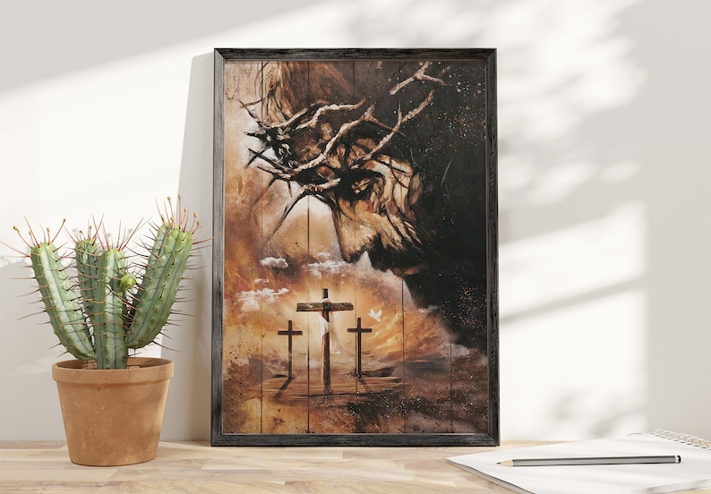 Op de afbeelding: Een ingelijst schilderij dat een man met een doornenkroon toont, die neerkijkt op drie kruisen in de verte. Het schilderij is op een houten achtergrond met een textuur en een verweerde uitstraling.