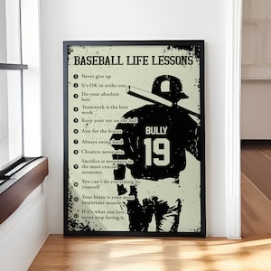 Peut inclure: Une affiche de motivation en noir et blanc avec la silhouette d'un joueur de baseball. L'affiche présente le texte "BASEBALL LIFE LESSONS" et une liste de 12 leçons de vie, notamment "Ne jamais abandonner", "C'est OK de frapper", et "Le travail d'équipe est le meilleur travail". Le joueur porte un maillot avec le numéro 19 et le mot "BULLY" au dos.