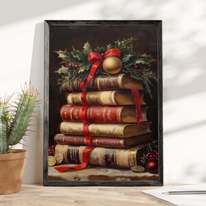 Puede incluir: Una pila de libros antiguos con una cinta roja y un adorno dorado, decorado con acebo y bayas. Los libros est&aacute;n dispuestos en forma de pir&aacute;mide y se colocan sobre un fondo oscuro.