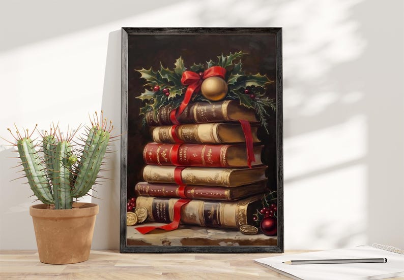 Puede incluir: Una pila de libros antiguos con una cinta roja y un adorno dorado, decorado con acebo y bayas. Los libros est&aacute;n dispuestos en forma de pir&aacute;mide y se colocan sobre un fondo oscuro.