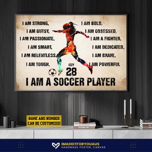 Peut inclure: Une affiche encadr&eacute;e avec une silhouette de joueur de football aux couleurs vives. Le texte comprend "I AM STRONG" et "I AM A SOCCER PLAYER." Le nom et le num&eacute;ro du joueur, "IZZY 28", sont affich&eacute;s. Une option de nom et de num&eacute;ro personnalisable est &eacute;galement pr&eacute;sente.