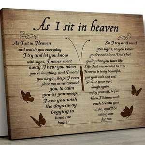 Pode incluir: Uma placa de madeira com um desenho de borboleta e um poema sobre o céu. O poema diz: "Como estou no céu e te observo todos os dias, tento te fazer saber com sinais, que nunca fui embora. Te ouço quando você ri, e te vejo dormir, até coloco meus braços ao seu redor, para te acalmar quando você chora. Vejo que você deseja que os dias passem rápido, implorando para me ter em casa. Então tento te enviar sinais, para que você saiba que não está sozinho. Não se sinta culpado por ter a vida. A vida que me foi negada. O céu é realmente lindo, só espere para ver! Então viva sua vida, ria novamente, aproveite, seja livre. Então saberei que com cada respiração que você toma, você toma uma por mim."