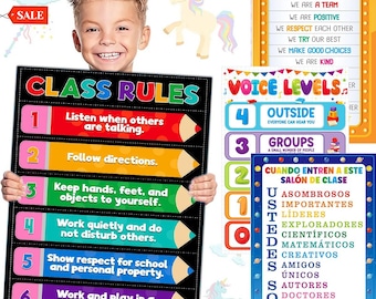 Könnte beinhalten: Ein Kind hält ein "Klassenregeln"-Poster mit bunten Bleistiften und Text. Weitere Poster sind "In unserer Klasse" und "Stimmpegel". Ein Regenbogen, ein Einhorn und ein "SALE"-Tag sind ebenfalls sichtbar.