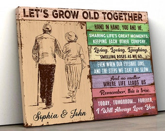 Könnte beinhalten: Eine Illustration im Vintage-Stil eines älteren Paares, das Hand in Hand geht. Der Text lautet "Let's Grow Old Together" und enthält eine süße Botschaft über das Teilen der Momente des Lebens und die ewige Liebe zueinander. Die Namen "Sophia & John" stehen am unteren Rand des Bildes.
