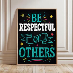 Könnte beinhalten: Ein rechteckiger Wandkunstdruck mit schwarzem Tafelhintergrund und dem Text BE RESPECTFUL OF OTHERS in weißer und türkisfarbener Schrift. Das Design enthält dekorative türkisfarbene Bänder sowie gelbe, rosa und türkisfarbene Sterne.