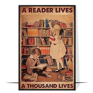 Könnte beinhalten: Ein Vintage-Poster mit einem Bücherregal voller Bücher. Zwei Kinder lesen. Das Poster lautet "Ein Leser lebt tausend Leben".