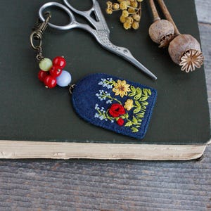 Red green beaded scissors fob minder Gemstone personalized scissors ornament with monogram Gift for stitcher Embroidery sewing gift for mom
