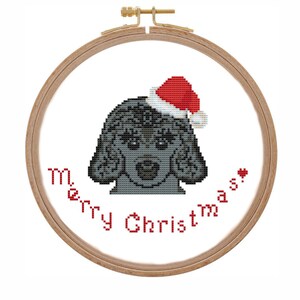 クリスマスの黒いプードルのクロスステッチパターン、モダンなカウントPDF、サンタ帽をかぶった子犬の小さなクロスステッチ、初心者向け、ミニクロスステッチチャート