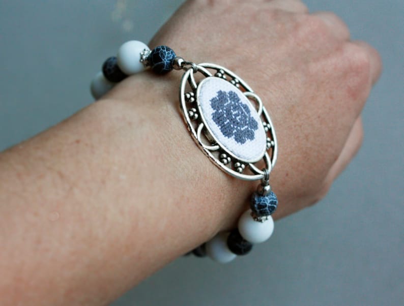 Grey beaded bracelet for women Victorian rose bracelet Single strand white bracelet Agate beads bracelet with flower Classic grey jewelry