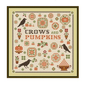 Puede incluir: Diseño de punto de cruz con el texto "Crows and Pumpkins". El diseño incluye cuervos, calabazas y motivos florales en tonos naranja, verde y rojo sobre un fondo crema, enmarcado en un borde verde.