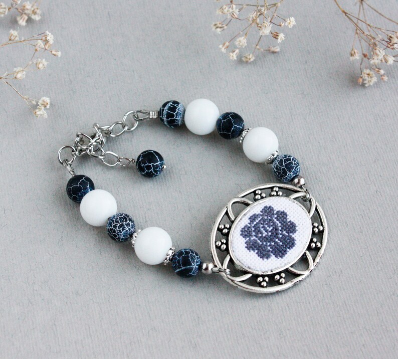 Grey beaded bracelet for women Victorian rose bracelet Single strand white bracelet Agate beads bracelet with flower Classic grey jewelry