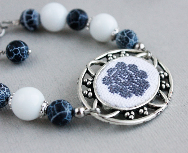 Grey beaded bracelet for women Victorian rose bracelet Single strand white bracelet Agate beads bracelet with flower Classic grey jewelry