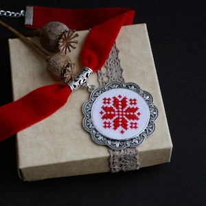 Traditional Ukrainian red white velvet choker with big pendant dukach for namysto Ukraine necklace souvenir