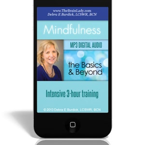 Puede incluir: La pantalla de un teléfono inteligente que muestra un gráfico azul y blanco para un curso de entrenamiento de mindfulness. El gráfico presenta una foto de una mujer, el texto "Mindfulness", "MP3 Digital Audio", "the Basics & Beyond", y "Intensive 3-hour training". También se muestra la dirección del sitio web "www.TheBrainLady.com" y el nombre "Debra E Burdick, LCSWR, BCN".
