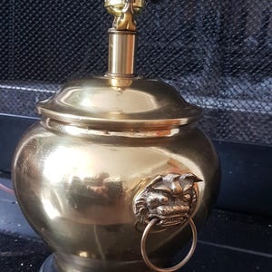 Lampe de table vintage en pot de gingembre Foo Dog Guard Lion avec poignées Frederick Cooper en laiton