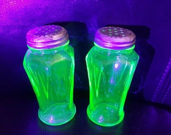 VTG Uranium Vaseline Green Glass Salt & Pepper Shakers Hazel Atlas Vintage