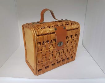 Bolso de mano vintage de mimbre tejido, estilo años 60.