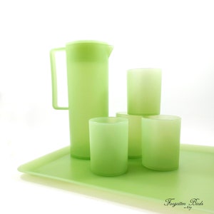 Op de afbeelding: Een set groene, gematteerde glazen en een kan op een groene dienblad. De set is perfect om dranken te serveren.