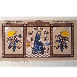May include: A vintage-style illustration of the Virgin Mary holding a baby Jesus. The image is framed with a brown border and features floral designs in the corners. The text "Det är en ros utsprungen av Jesse rot och stam" and "Ao fäären ren besjungen den står i tiden fram" is included in the image. The text "Trämålning Socken Jobt" is also included in the image. The image is printed on a beige fabric.