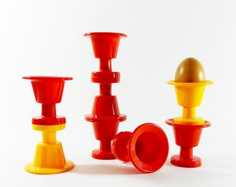 Set med 8 Forse Gnista Design Äggkoppar / Vintage Svensk Mid Century Modern Röd Gul Plast Äggkoppar / Skandinavisk Retro Tillverkad i Sverige